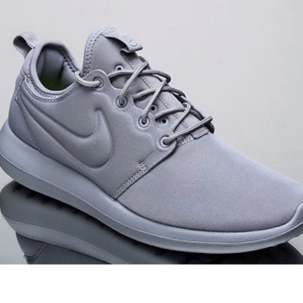 Gray NIKE ROSHE SNEAKERS. SZ 7